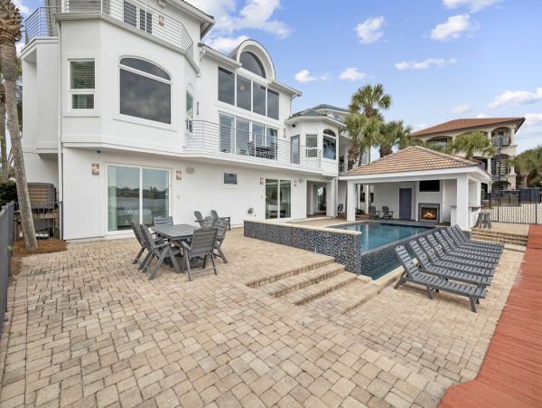 Destin Lakefront Vacation Home With Pool And Spa