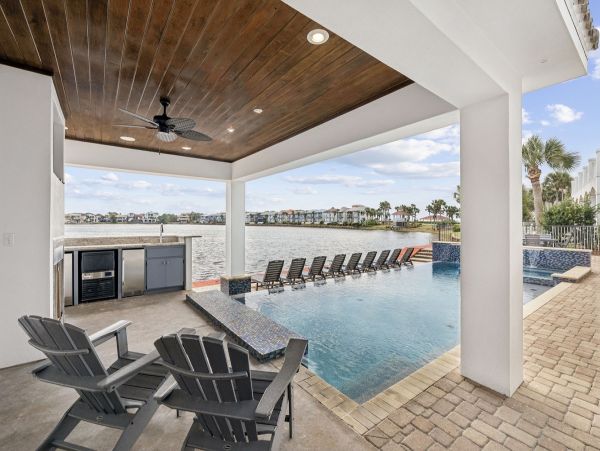 Destin Lakefront Vacation Home With Pool And Spa