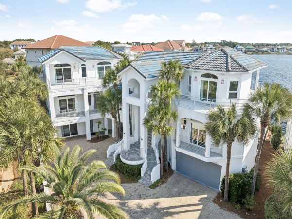 Destin Lakefront Vacation Home With Pool And Spa