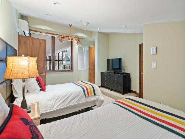 Vail Vacation Condo Sleeps Eight Guests Mountain Views