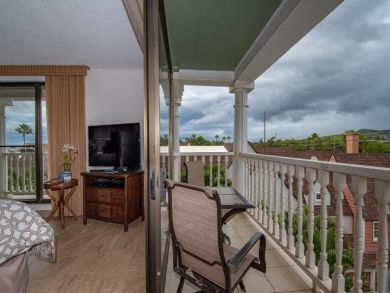 Lahaina Vacation Condo Sleeps Two Guests.