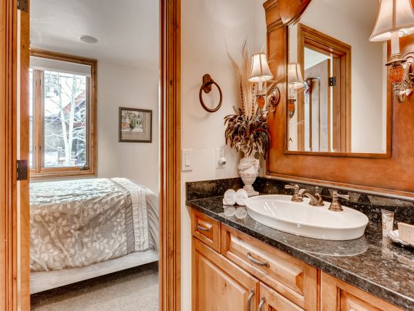 5 Bedroom Luxury Rental in Vail, Mountain View