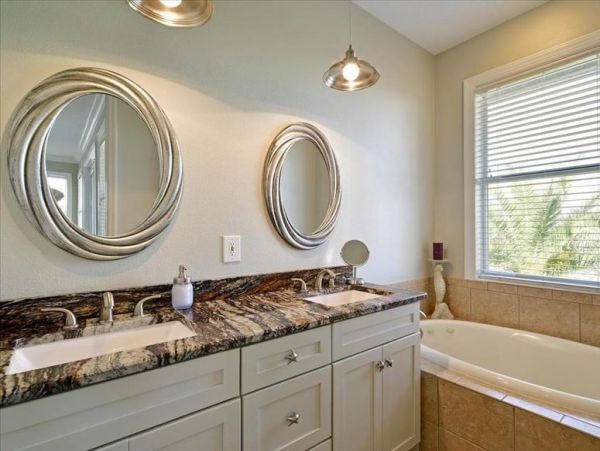Brandenton Beach Vacation Cottage Sleeps Eight Guests.
