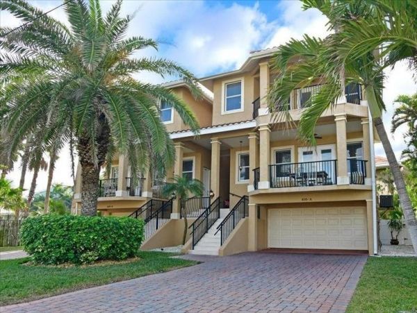 Brandenton Beach Vacation Cottage Sleeps Eight Guests.