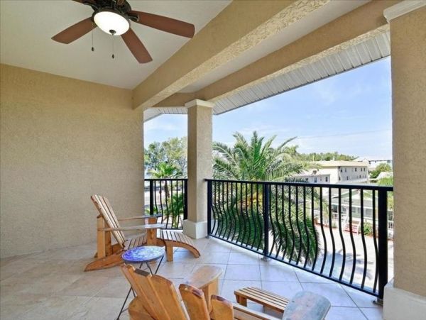 Brandenton Beach Vacation Cottage Sleeps Eight Guests.