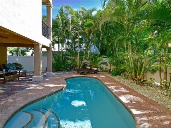 Brandenton Beach Vacation Cottage Sleeps Eight Guests.
