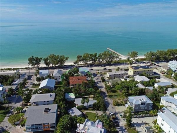 Brandenton Beach Vacation Cottage Sleeps Eight Guests.