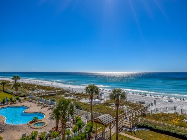 Updtaed Gulf-Front Condo with Stunning Views and Free Beach Service