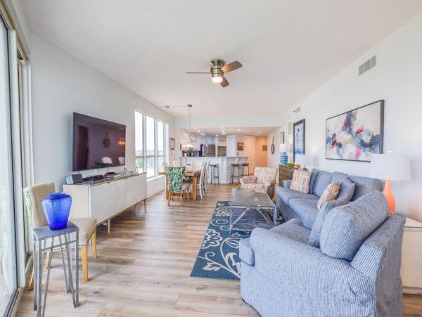 Updtaed Gulf-Front Condo with Stunning Views and Free Beach Service