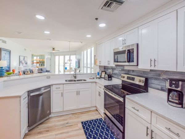 Updtaed Gulf-Front Condo with Stunning Views and Free Beach Service