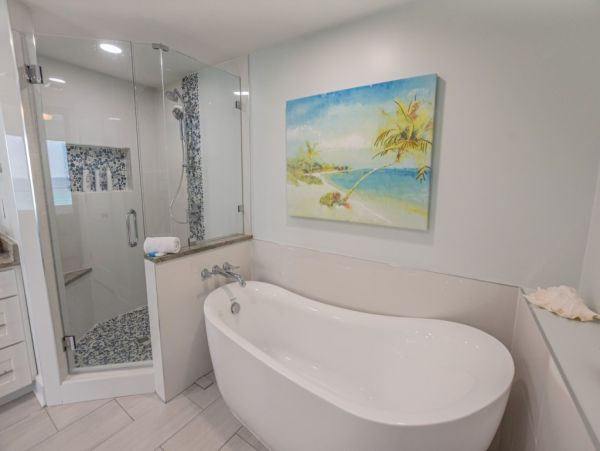 Updtaed Gulf-Front Condo with Stunning Views and Free Beach Service