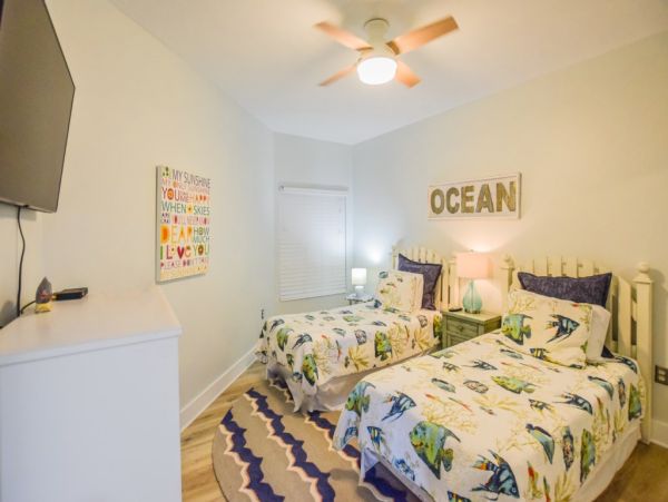 Updtaed Gulf-Front Condo with Stunning Views and Free Beach Service