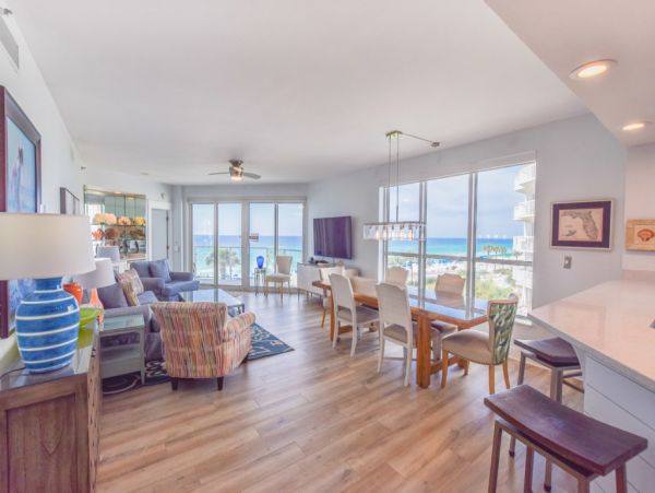 Updtaed Gulf-Front Condo with Stunning Views and Free Beach Service