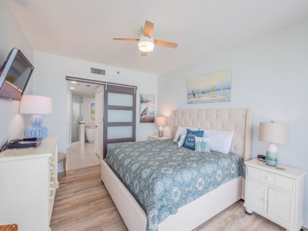 Updtaed Gulf-Front Condo with Stunning Views and Free Beach Service