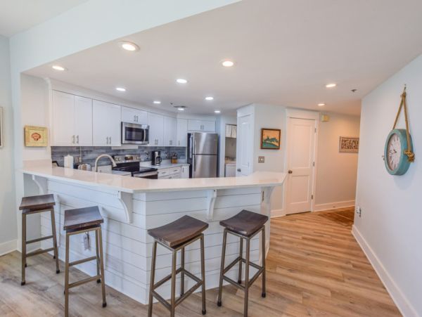 Updtaed Gulf-Front Condo with Stunning Views and Free Beach Service