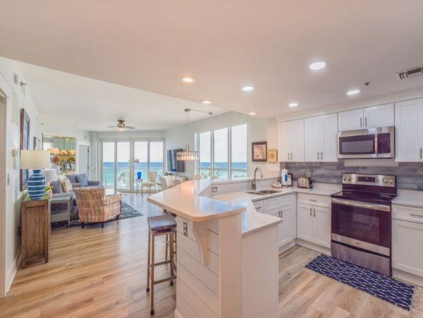 Updtaed Gulf-Front Condo with Stunning Views and Free Beach Service
