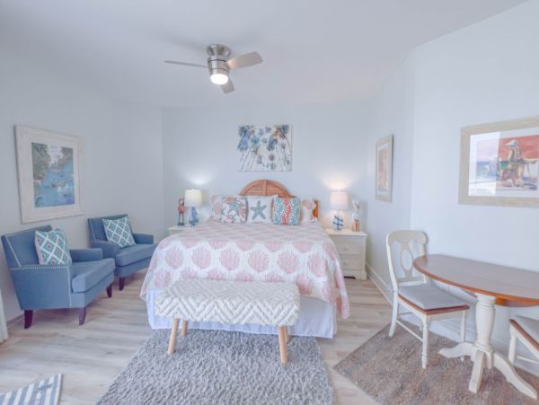 Updtaed Gulf-Front Condo with Stunning Views and Free Beach Service