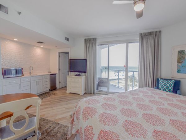 Updtaed Gulf-Front Condo with Stunning Views and Free Beach Service