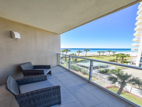 Updtaed Gulf-Front Condo with Stunning Views and Free Beach Service