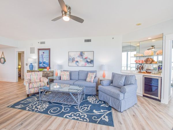 Updtaed Gulf-Front Condo with Stunning Views and Free Beach Service