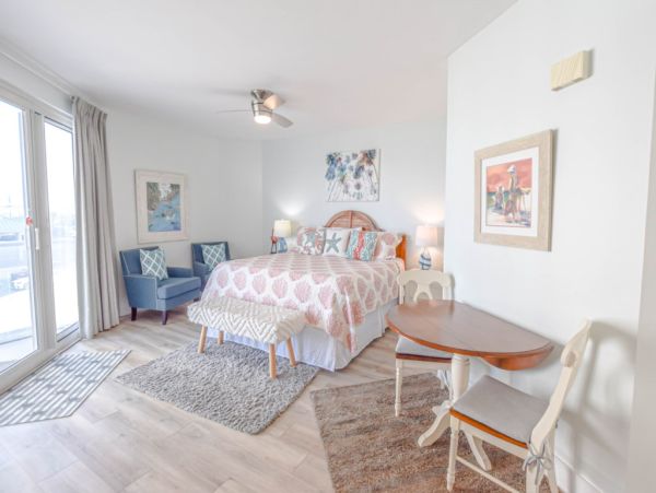 Updtaed Gulf-Front Condo with Stunning Views and Free Beach Service