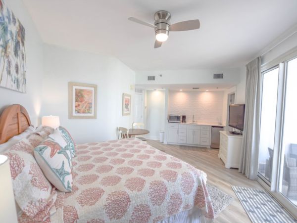 Updtaed Gulf-Front Condo with Stunning Views and Free Beach Service