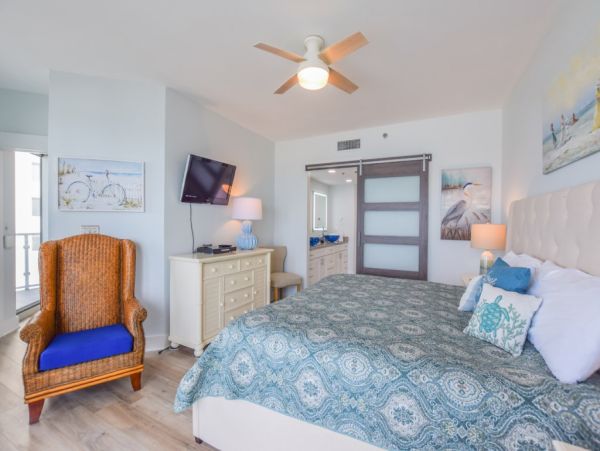 Updtaed Gulf-Front Condo with Stunning Views and Free Beach Service