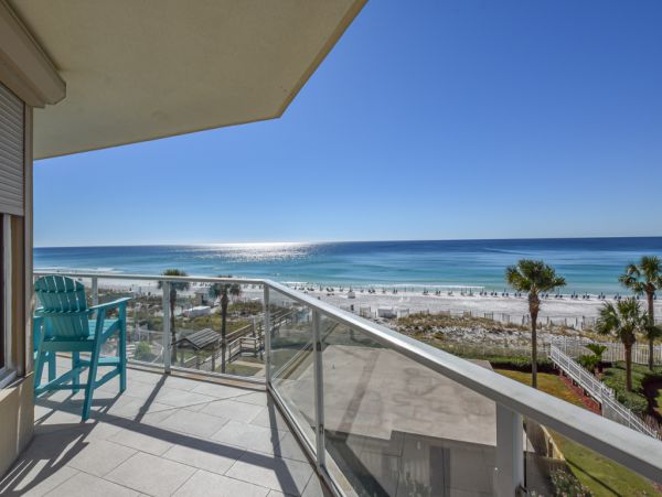 Updtaed Gulf-Front Condo with Stunning Views and Free Beach Service