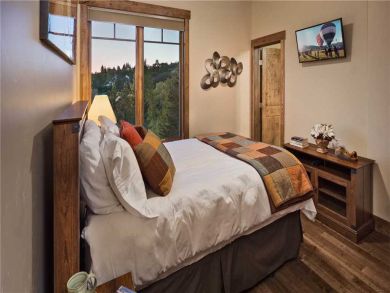 Steamboat Spring vacation Home Sleeps Ten Guests. Steamboat Spring vacation Home Sleeps Ten Guests.