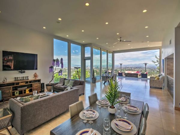 La Jolla Vacation Home Sleeps 15 Guests with Amazing Views