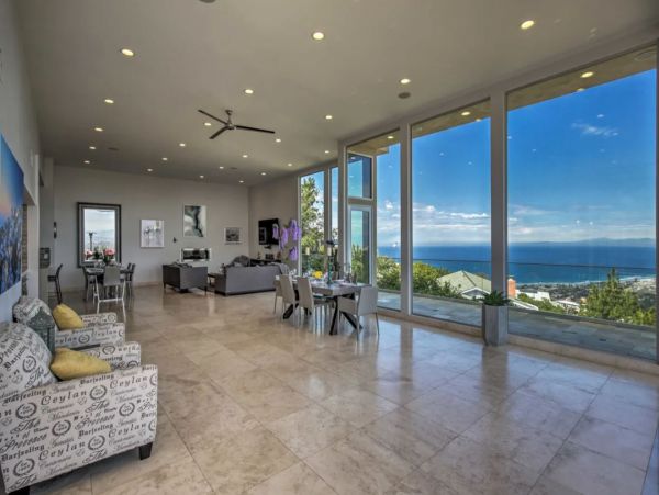 La Jolla Vacation Home Sleeps 15 Guests with Amazing Views