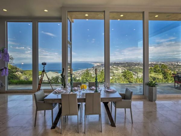La Jolla Vacation Home Sleeps 15 Guests with Amazing Views