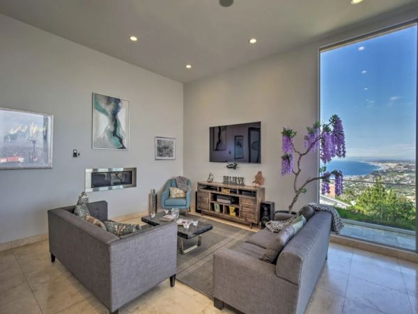 La Jolla Vacation Home Sleeps 15 Guests with Amazing Views