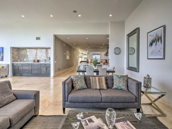 La Jolla Vacation Home Sleeps 15 Guests with Amazing Views
