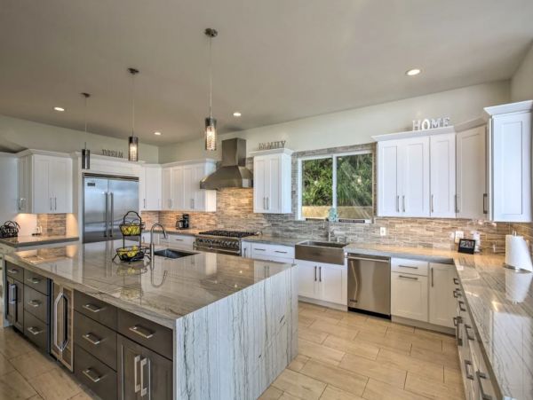 La Jolla Vacation Home Sleeps 15 Guests with Amazing Views