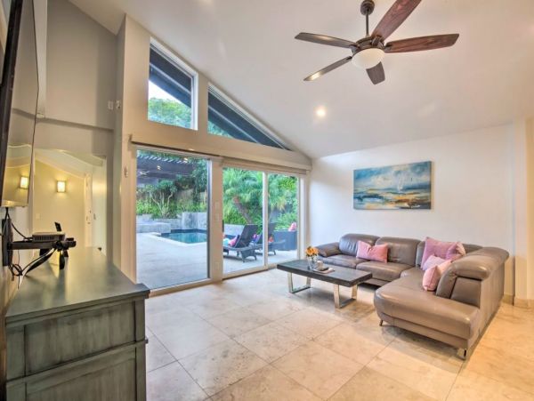 La Jolla Vacation Home Sleeps 15 Guests with Amazing Views