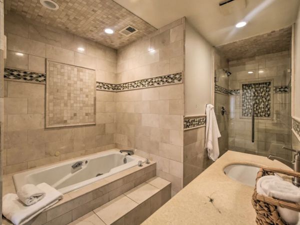 La Jolla Vacation Home Sleeps 15 Guests with Amazing Views