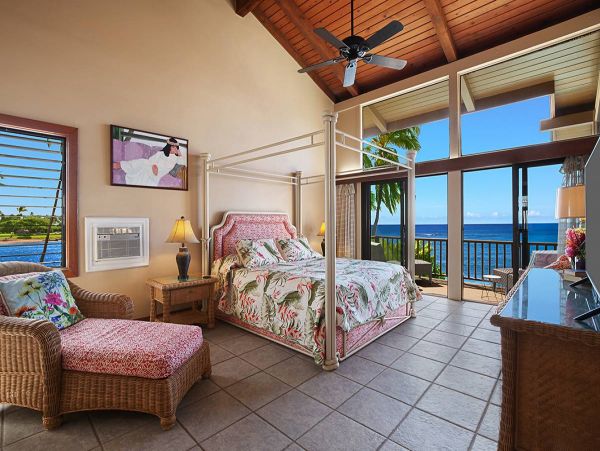 Oceanfront Four Bedroom Luxury Vacation Home in Koloa
