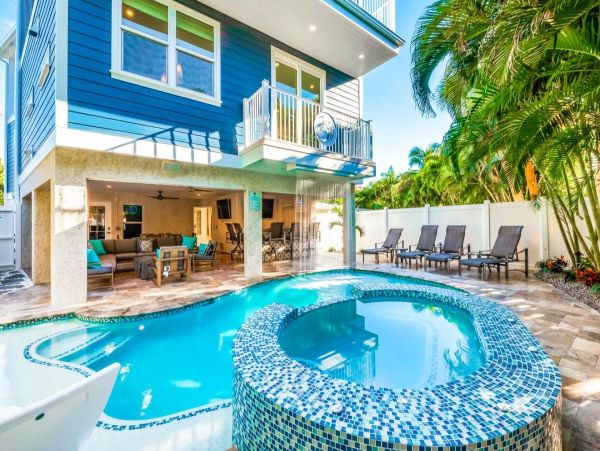 Six Bedroom Luxury Rental Pool Home in Siesta Key
