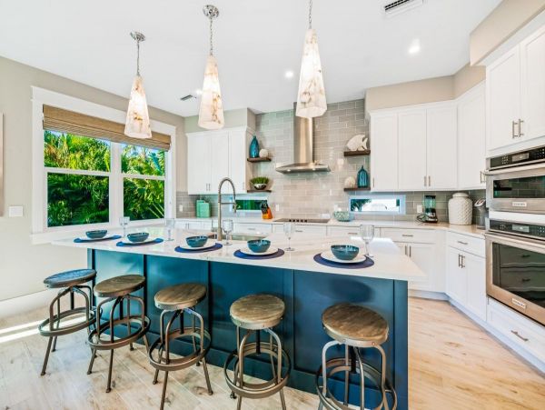 Six Bedroom Luxury Rental Pool Home in Siesta Key