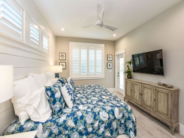 Six Bedroom Luxury Rental Pool Home in Siesta Key