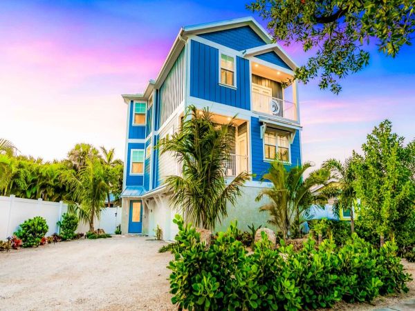 Six Bedroom Luxury Rental Pool Home in Siesta Key