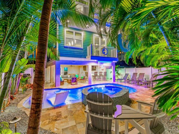 Six Bedroom Luxury Rental Pool Home in Siesta Key