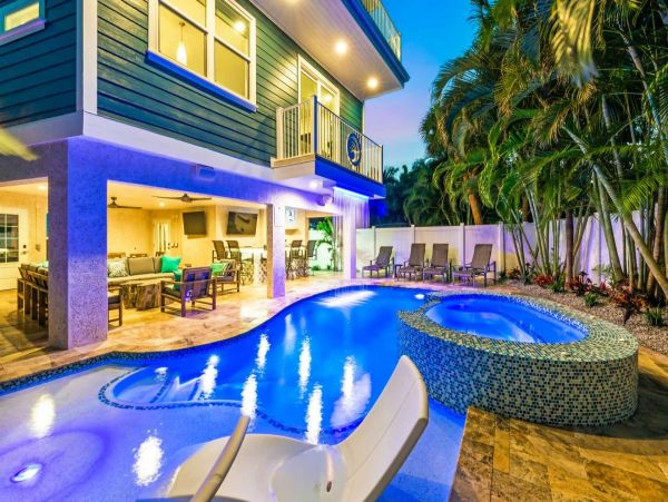 Six Bedroom Luxury Rental Pool Home in Siesta Key