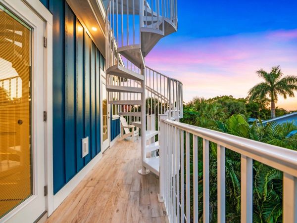 Six Bedroom Luxury Rental Pool Home in Siesta Key