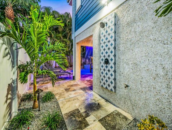 Six Bedroom Luxury Rental Pool Home in Siesta Key
