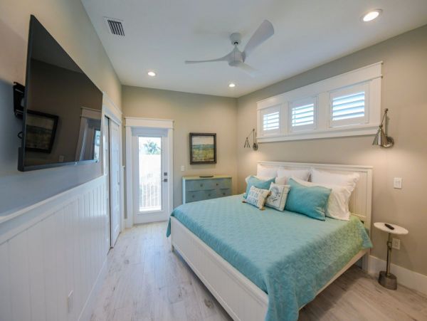 Six Bedroom Luxury Rental Pool Home in Siesta Key