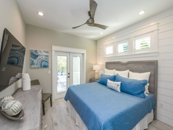 Six Bedroom Luxury Rental Pool Home in Siesta Key