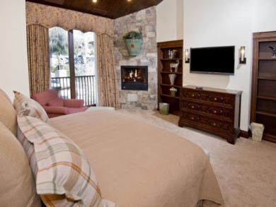 Four Bedroom Mountain View Ski Condo in Vail