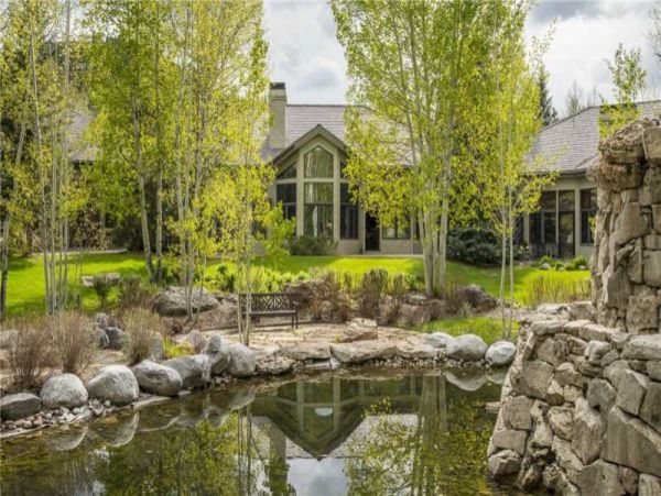 Arrowhead Vacation Home Sleeps Fourteen Guests.